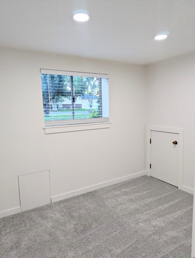 Building Photo - 18 E 900 S