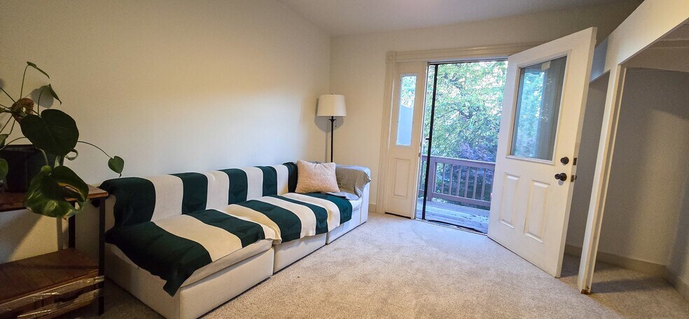 Building Photo - 209 W Clay St