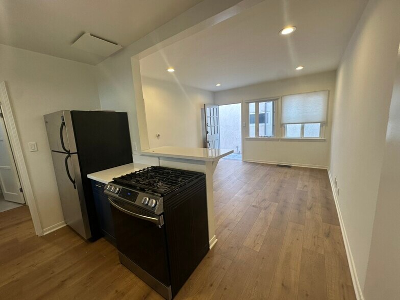 Building Photo - 436 Rosecrans Ave