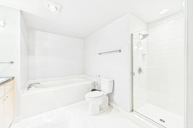 Building Photo - 2BR/2BA Corner Condo w/ Parking | Post International – Lower Pacific Heights