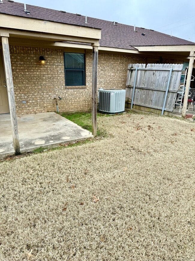 Building Photo - 2204 Lakeview Dr