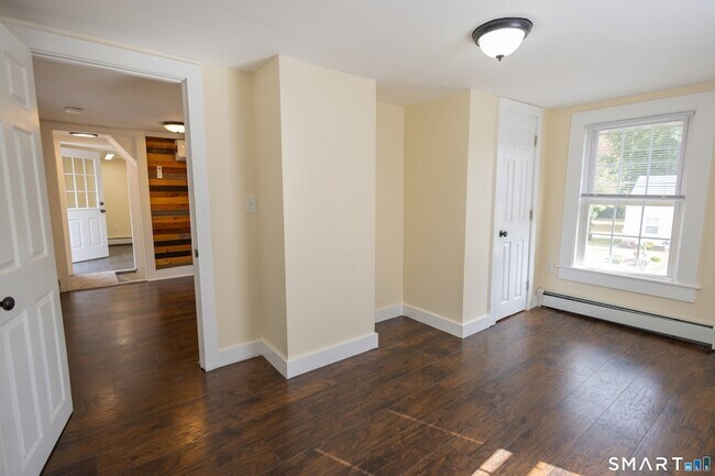 Building Photo - 387 Buckland St