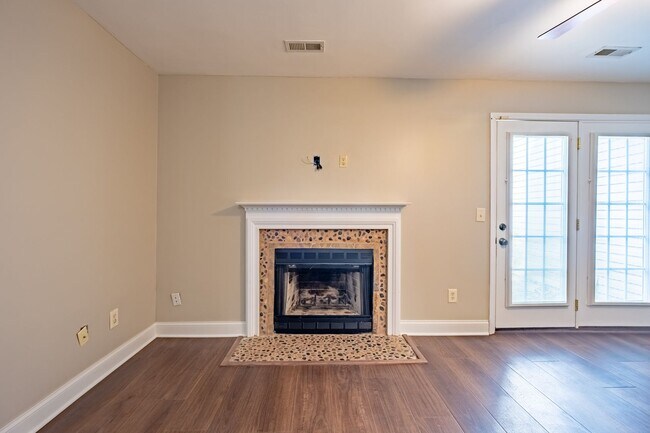 Building Photo - Private 2BR Townhome with Two En-Suite Bathrooms
