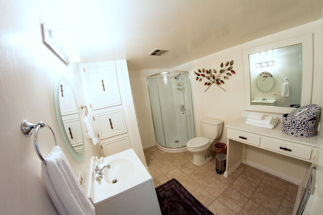 Large bathroom, previous flooring. - 6308 Vista del Mar