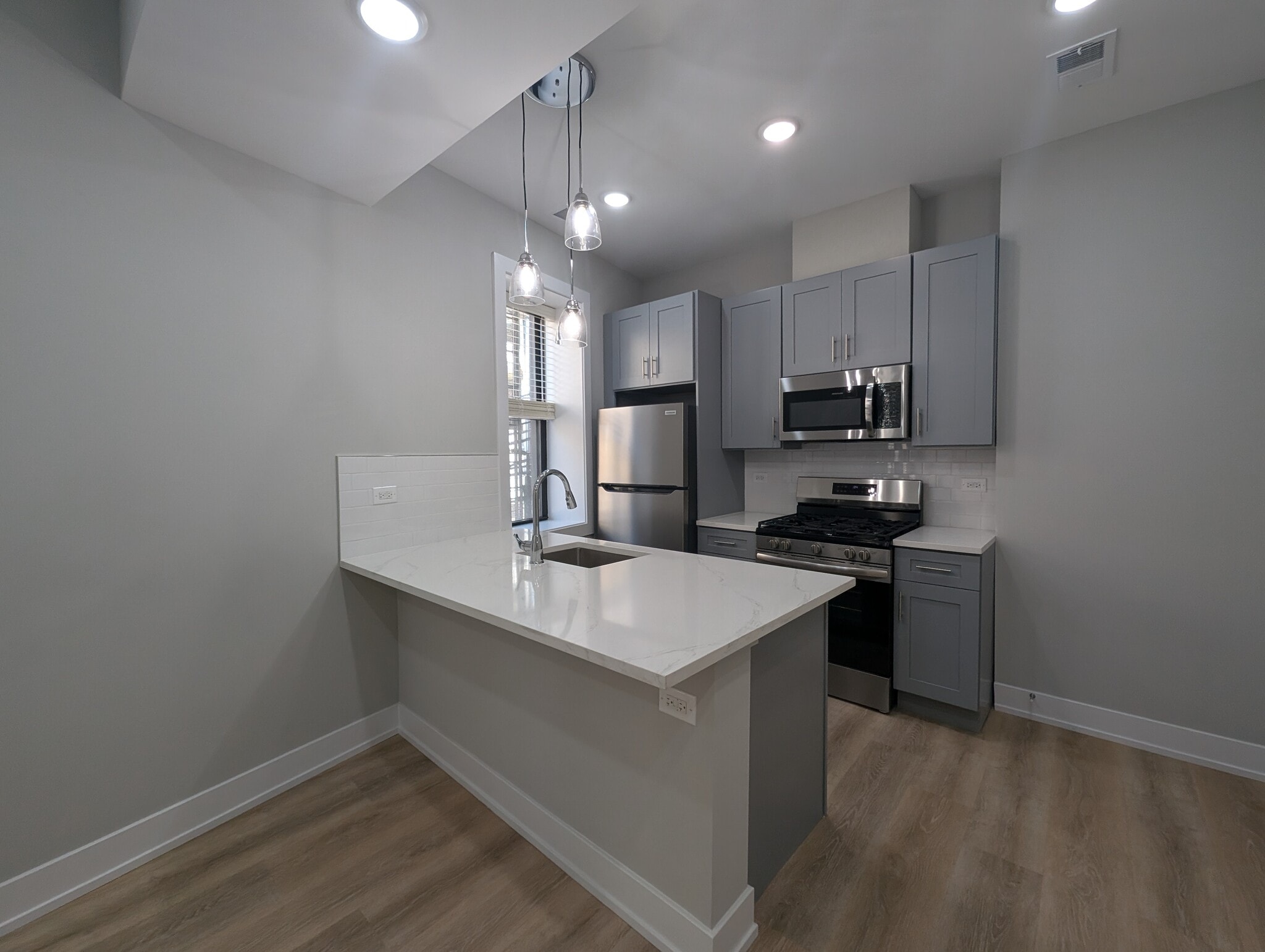 Building Photo - 423 W Belden Ave