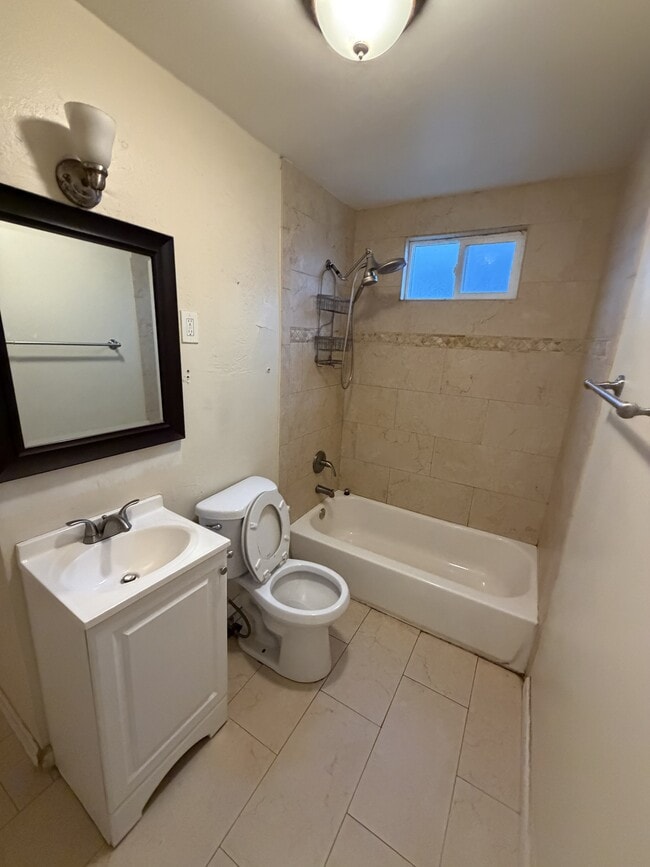 Building Photo - 1906 N Giddings St