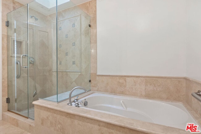 Building Photo - 360 Alma Real Dr