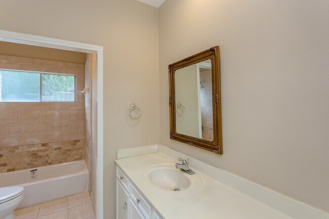 Building Photo - 1703 Plantation Dr