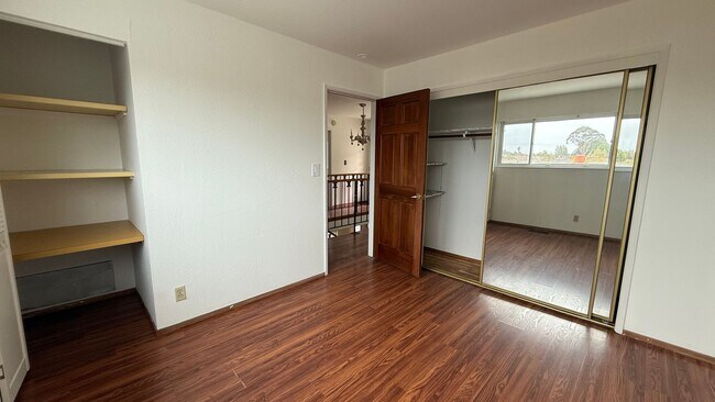 Building Photo - 1081 Holly St