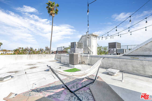 Building Photo - 815 N Las Palmas Ave