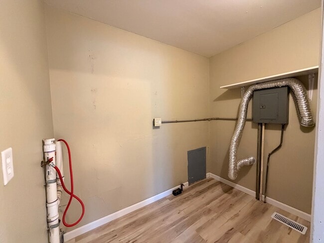 Building Photo - Remodeled 3 Bedroom! $975