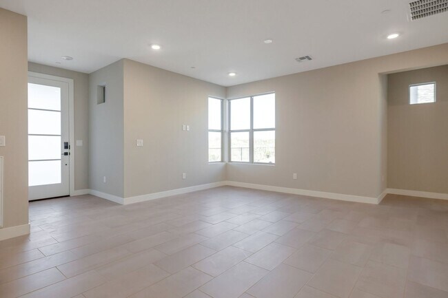 Building Photo - 2121 W Sonoran Desert Dr