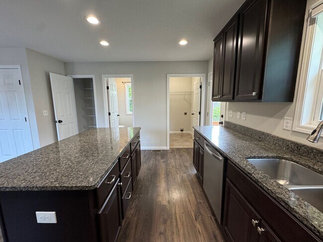 Building Photo - Oakley - Modern Three Bedroom