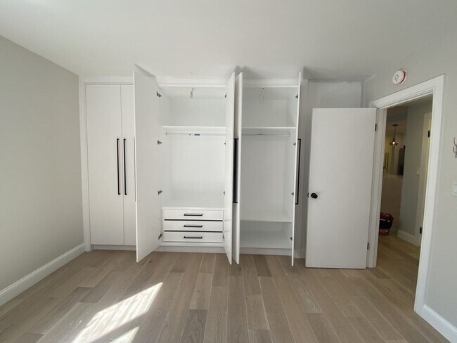 Building Photo - Amazing 2 bed 2 bath in Brookline