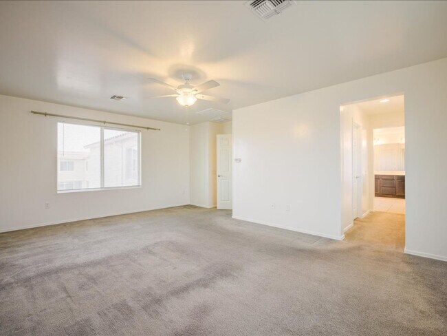 Building Photo - 4 Bedroom, 2.5 Bath COMMUNITY POOL!