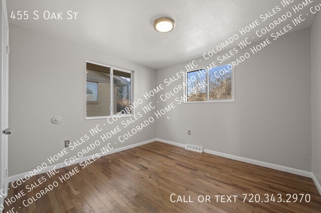 Building Photo - 455 S Oak St