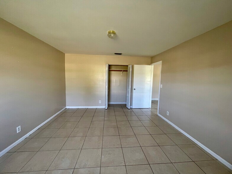 Building Photo - 1570 E Breezy Ln