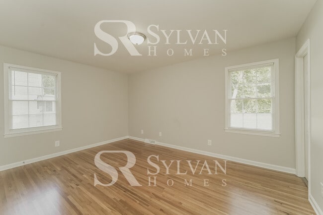 Building Photo - Feel welcome and comfortable in this charming home