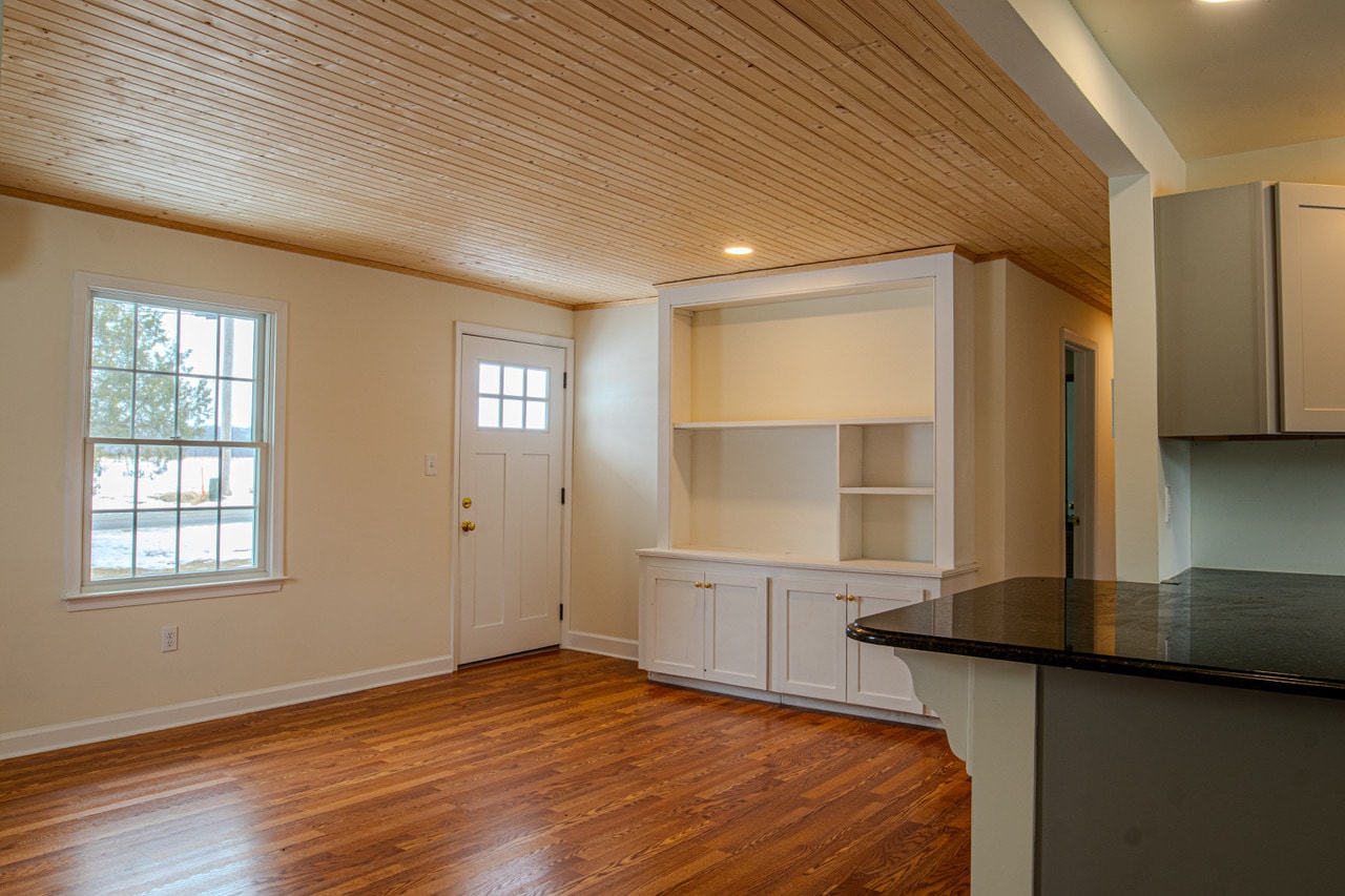 Liv Rm - 7121 Quaker Neck Rd