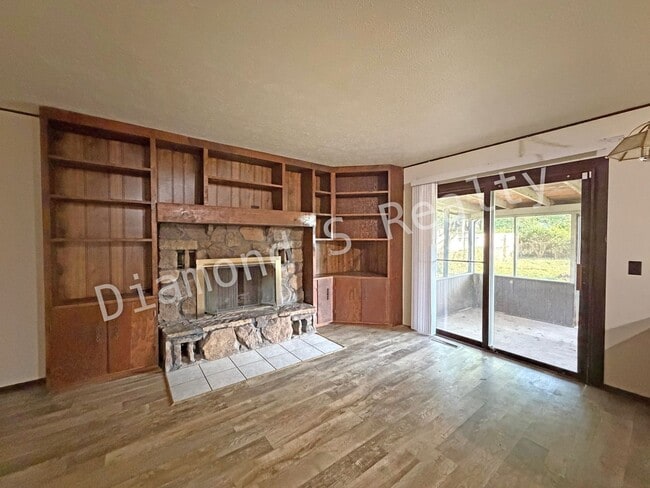Building Photo - 3 Bedroom Home Located Near Sunset & Campbell