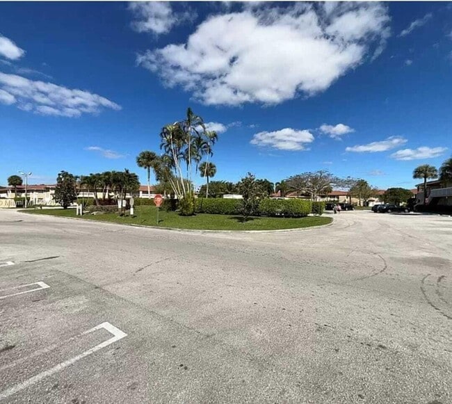 Building Photo - 9905 Twin Lakes Dr