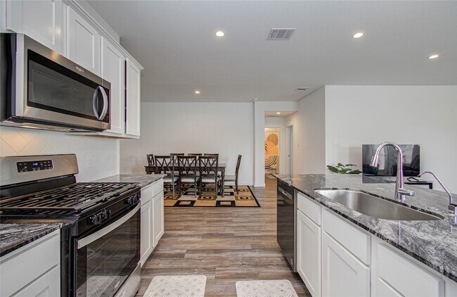 Building Photo - 8611 Shumard Oak Dr