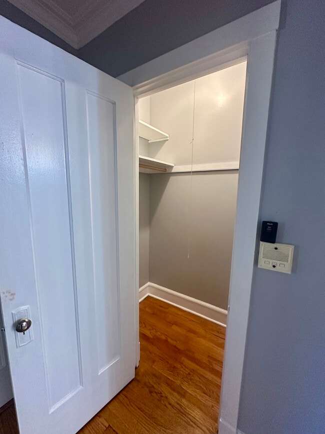 Building Photo - 6442 N Bosworth Ave