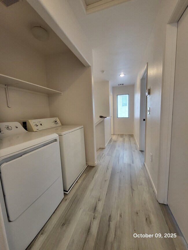 Building Photo - 9708 Villa Lorena Ave