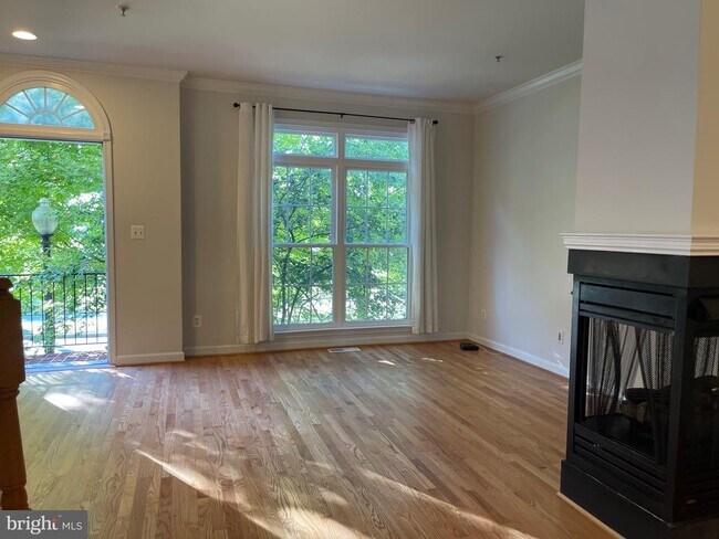 Building Photo - 650 9th St SW