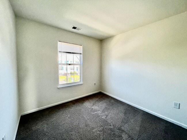 Building Photo - Spacious 4 Bedroom 3.5 Bathroom with Deck ...