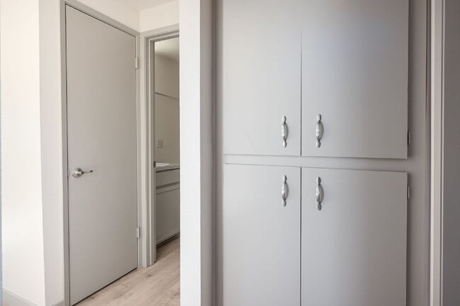 Building Photo - Affordable, Attractive 2-bed in a small Complex