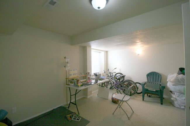 Building Photo - 423 E 6th St