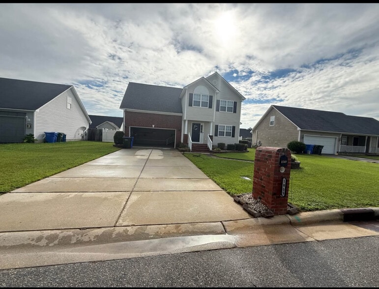 Front view of the home - 1509 Bridgeton Way