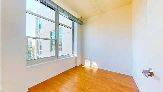 Building Photo - 909 W Washington Blvd