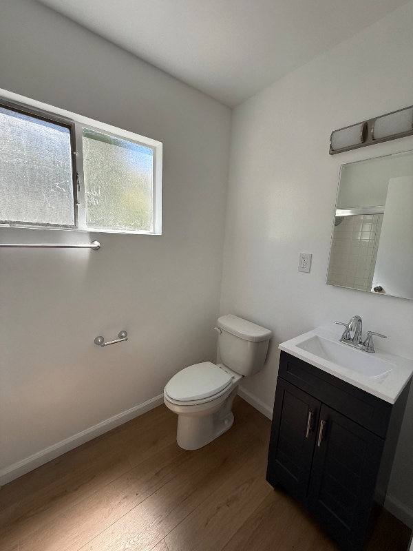 Building Photo - 2140 Beachwood Dr