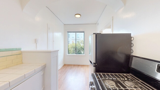 Building Photo - 1630 Jones St