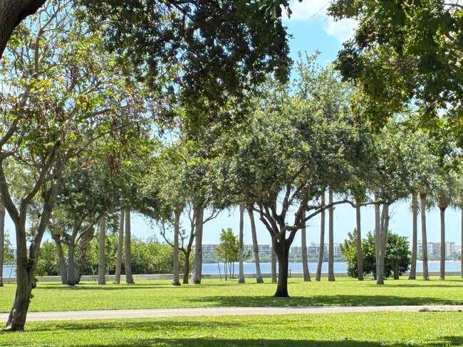 Building Photo - 130 S Lakeside Dr