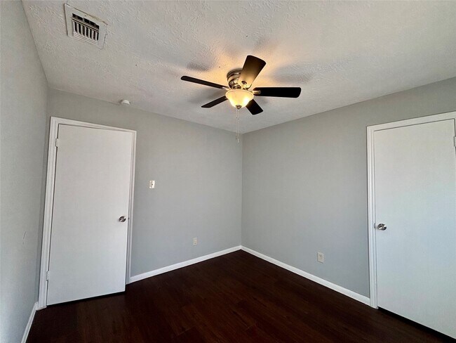 Building Photo - 15846 Blueridge Rd