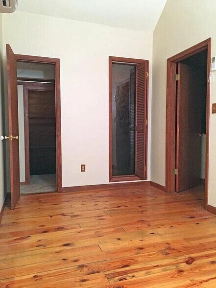 Upstairs bedroom - 983 Brattle Ln