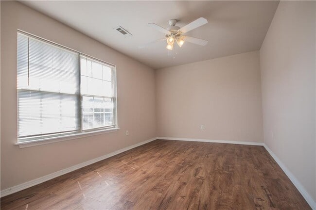 Building Photo - 3206 SW Deerfield Blvd