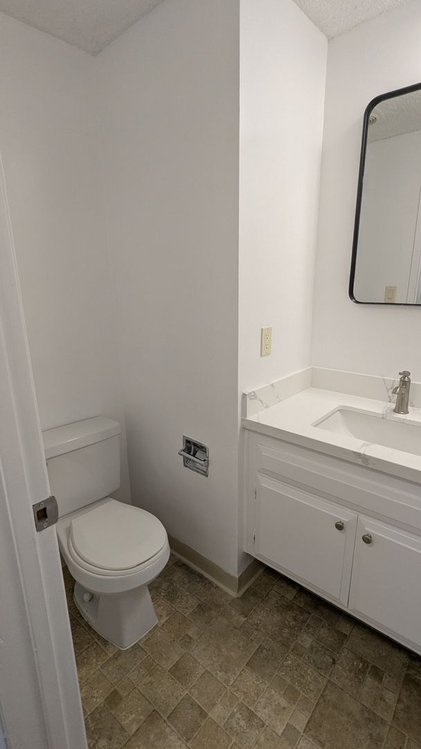 Building Photo - Beautifully Remodeled 2 Bed 1.5 Bath Santa...