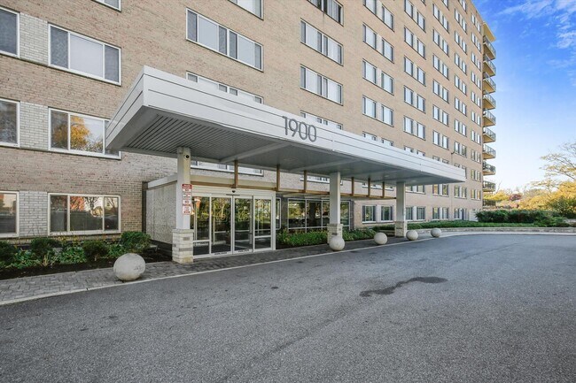 Building Photo - Spacious 1br/1bth Condo minutes from Downtown Silver Spring!