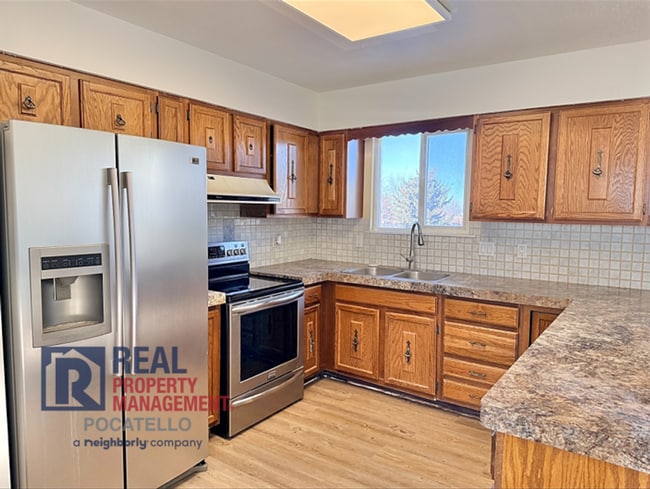 Building Photo - 4 bed 3 bath house - 2 car garage - RV parking