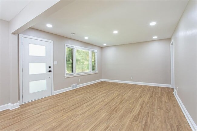 Building Photo - 629 Clairmont Cir