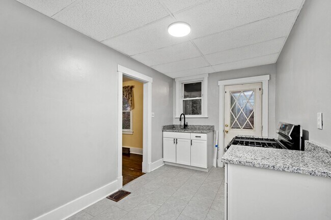 Building Photo - Stunning 3 bedroom home in Verona available April 15!