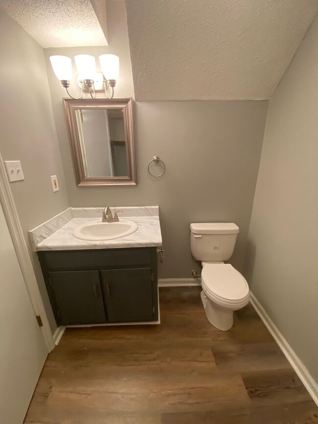Building Photo - 2 Bedroom 1.5 Bath Townhouse