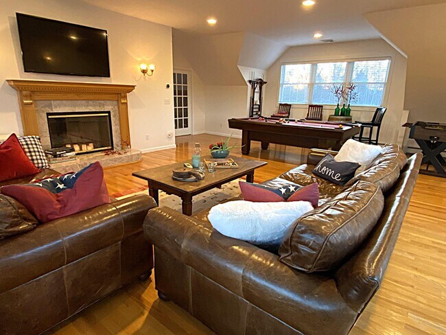 Building Photo - 1080 Lands End Rd