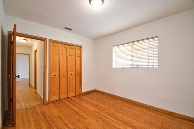 Building Photo - Spacious Four Bedroom Home in Manhattan Be...