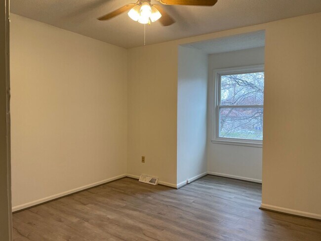 Building Photo - {12901} Spacious Townhome with a 1 car garage & full basement