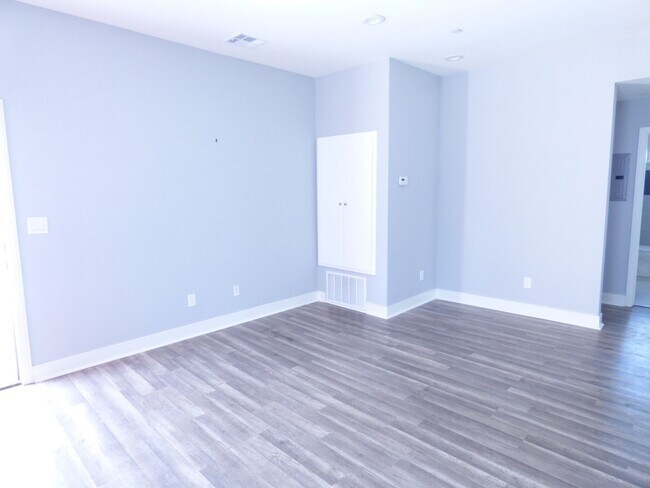 Building Photo - 1923 Holly Dr